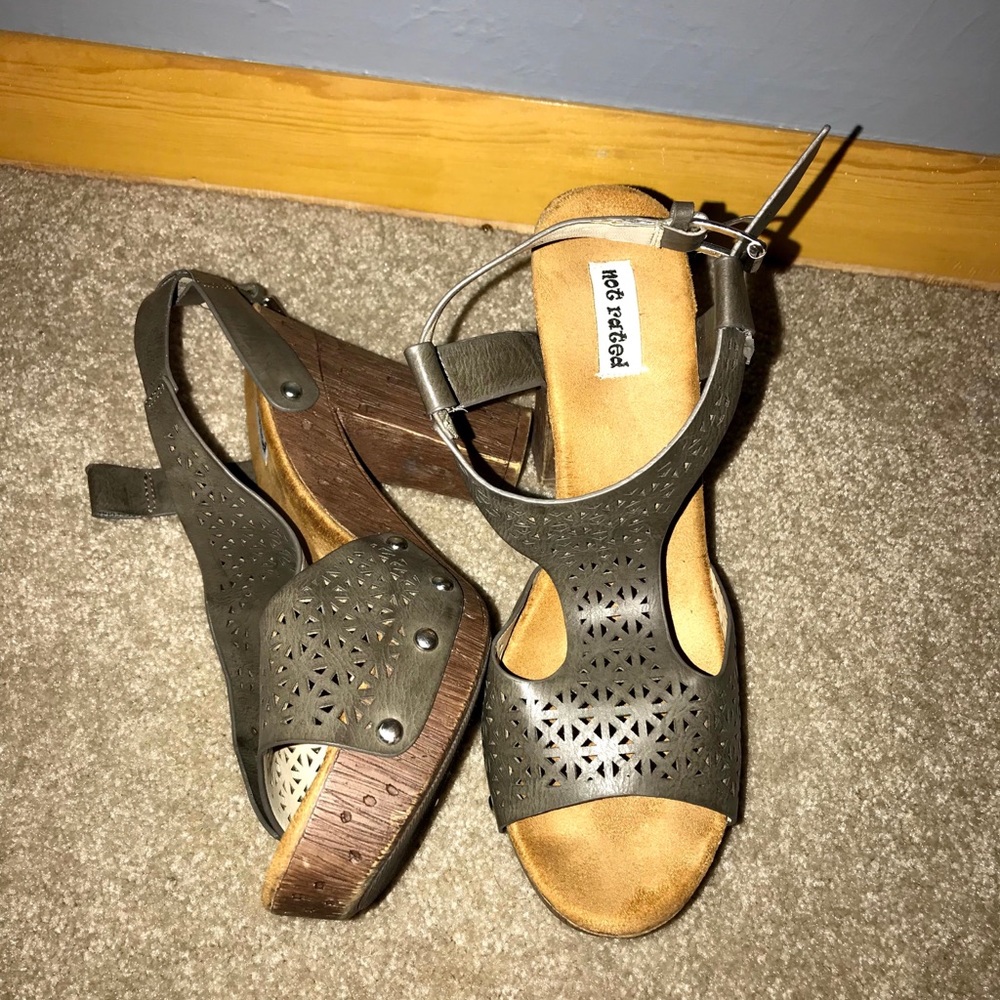 Buckle Not rated Sandals